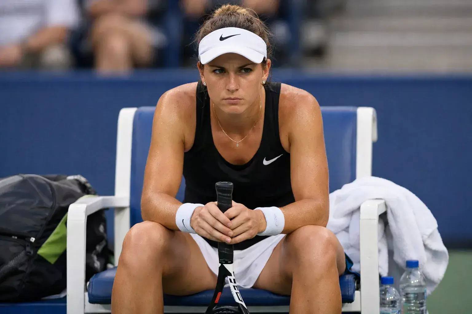 Tenista mostrando lenguaje corporal durante cambio de lado