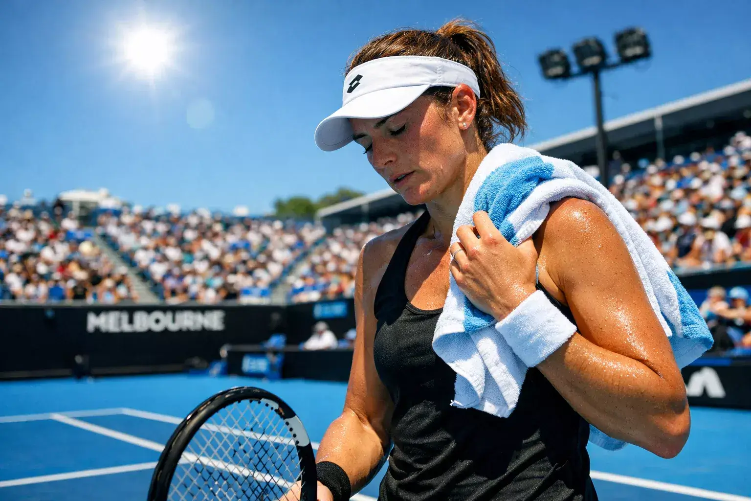 Tenista jugando bajo el sol intenso en pista dura de Melbourne