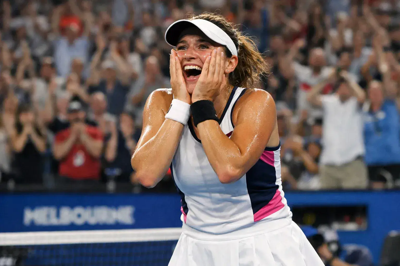 Tenista sorpresa celebrando victoria en Grand Slam