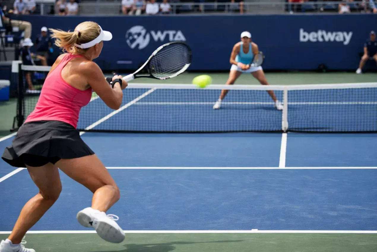 Partido de tenis femenino WTA con marcador visible