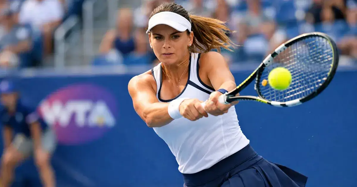 Tenista profesional WTA en acción durante un partido de tenis