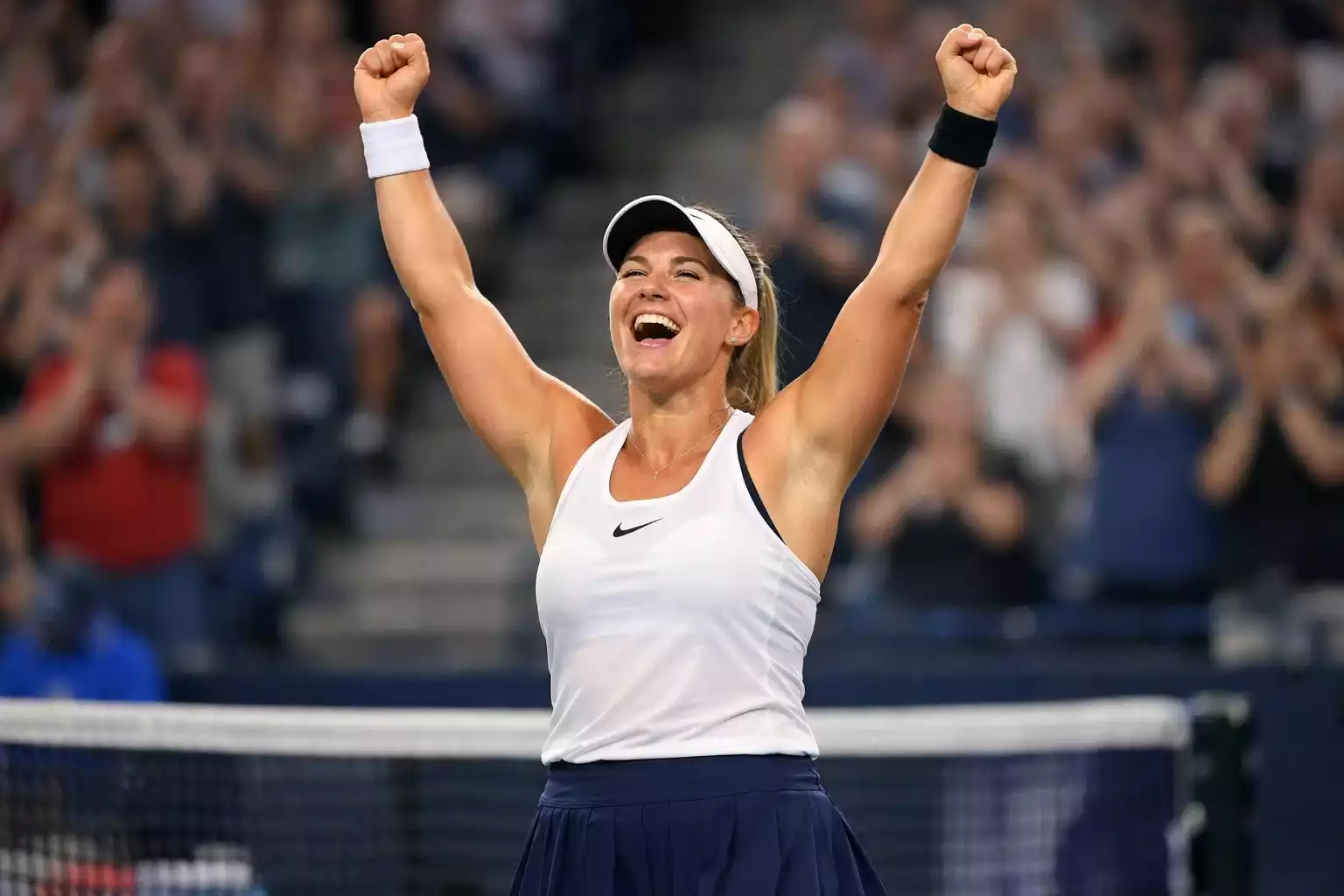 Tenista celebrando victoria en torneo profesional WTA